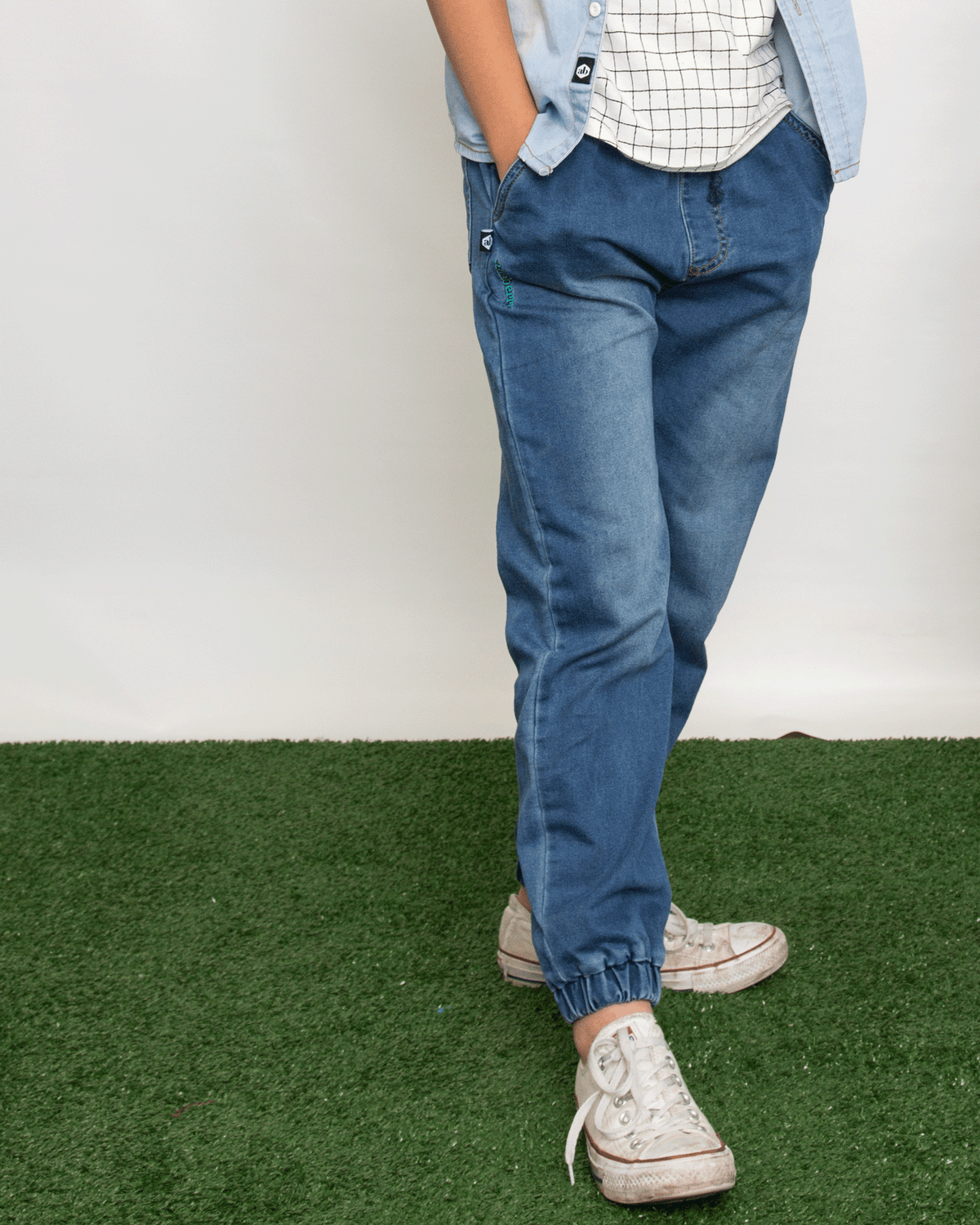 Cuffed Jeans Mid Blue on Model